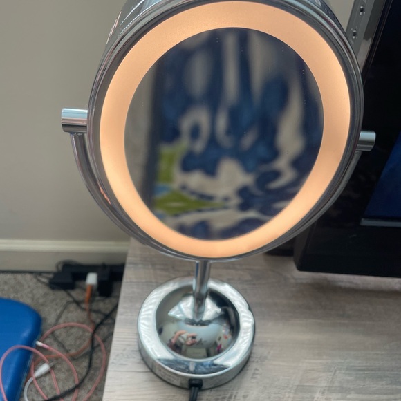 Conair light up mirror - Picture 2 of 6